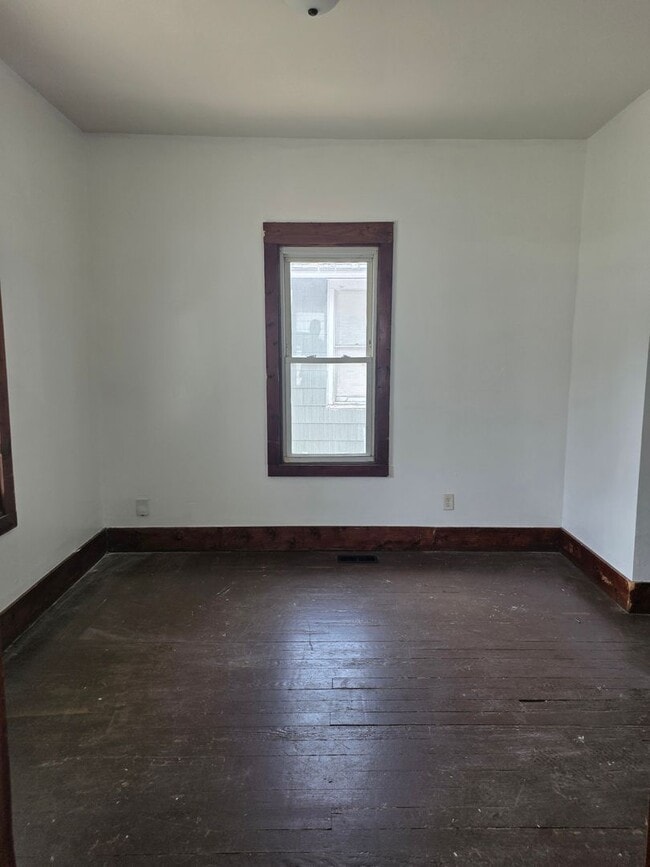 Building Photo - 2 Bedroom 1 Bath Home $1000.00