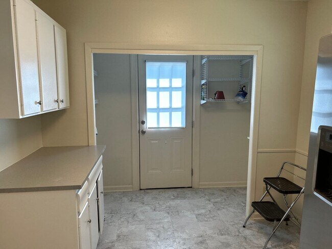 Building Photo - Great Street in East Memphis ! Renovated k...