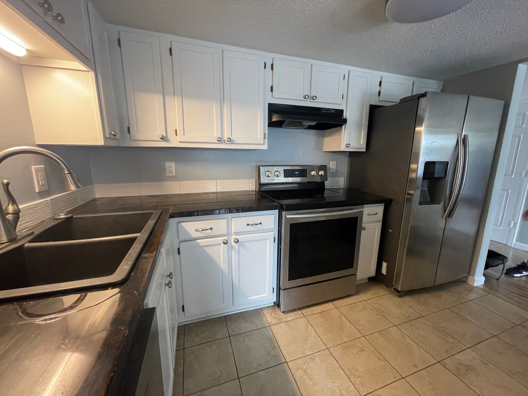 Building Photo - 1814 Whispering Oaks Ln