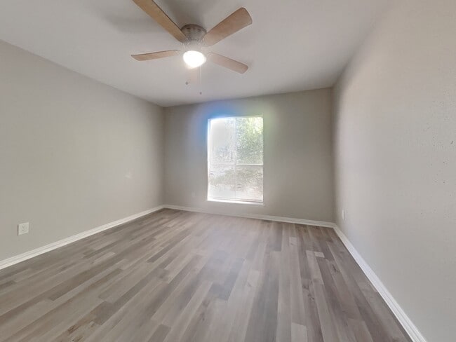 Building Photo - 5625 Antoine Dr
