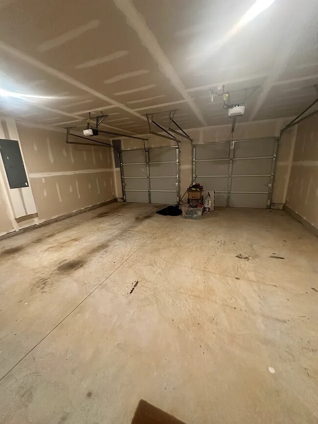 Building Photo - Room in House on Toronto Cir