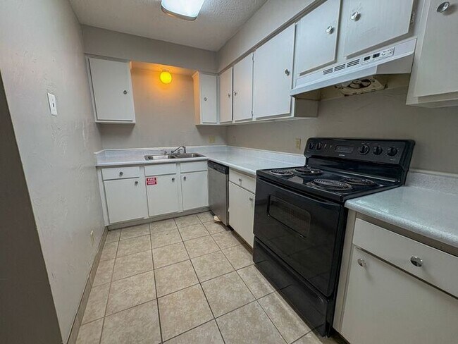 Building Photo - 3 Bed 2 Bath Apartment in Central Tyler! F...