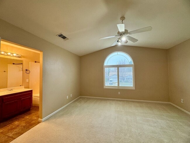 Building Photo - Spacious 3 Bedroom 3 Full Bathrooms Available Now!