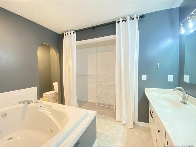 Building Photo - 462 Crown Point