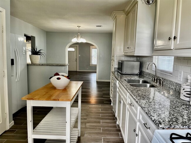 Building Photo - 106 N Eastwood St