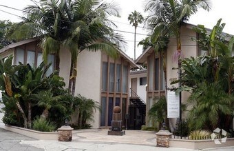 Main Entrance - 15483 Moorpark St