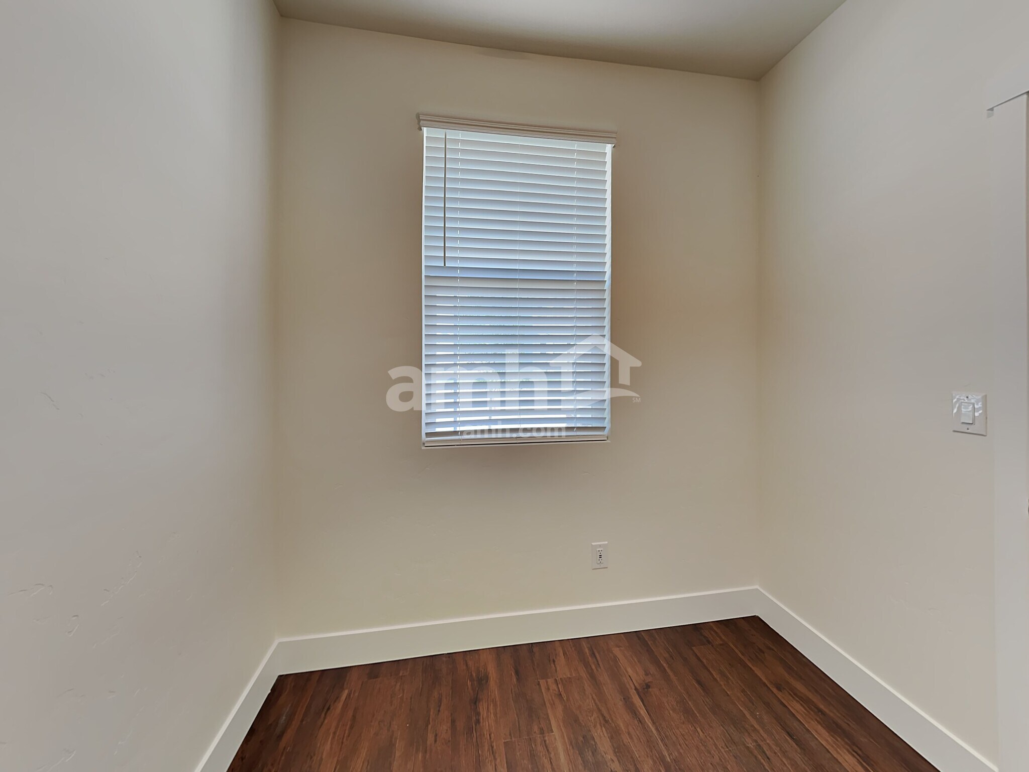 Building Photo - 1317 N Barkvine Ave