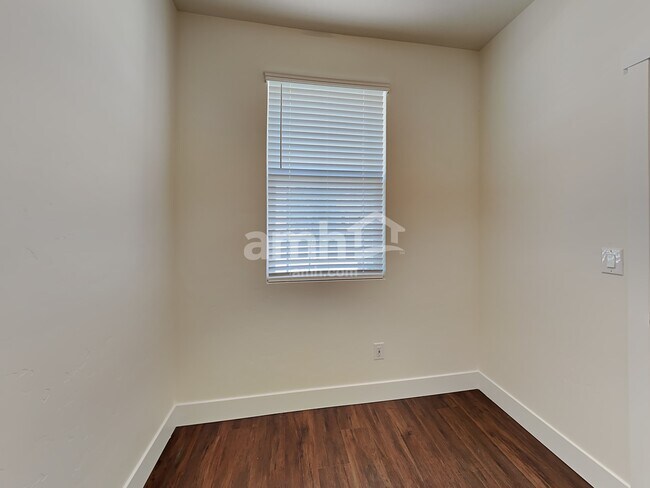 Building Photo - 1317 N Barkvine Ave