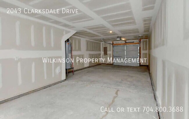 Building Photo - 2043 Clarksdale Dr