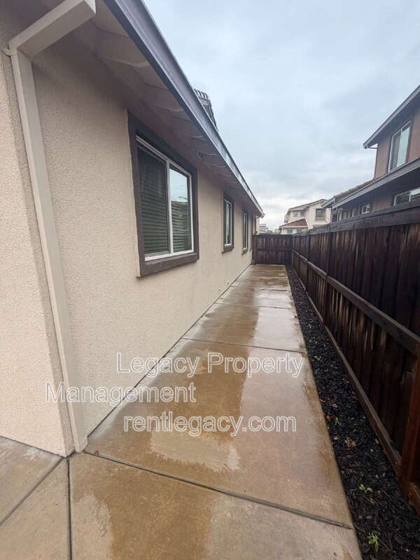 Building Photo - 452 Aster St