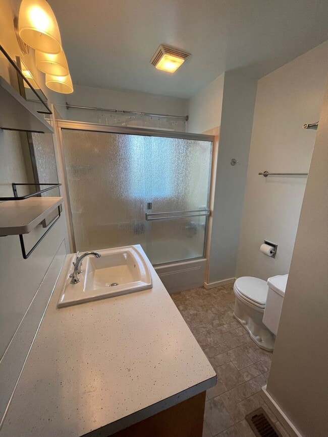 Building Photo - Adorable Single Story 2 Bedroom Home Right on the Water!