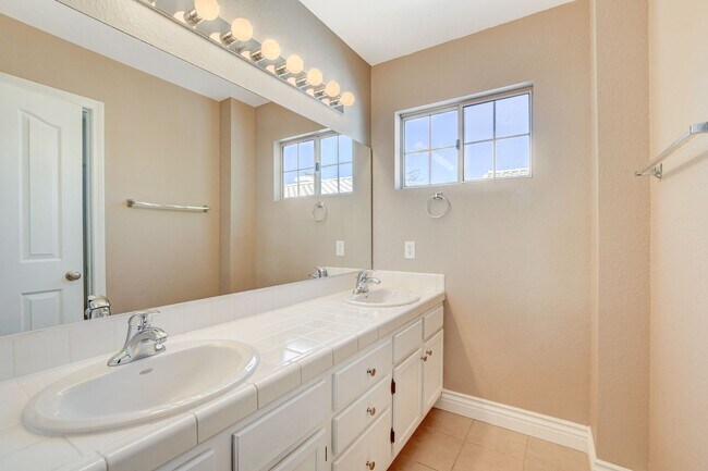 Building Photo - Spacious 4-Bedroom Home in Prime Location!