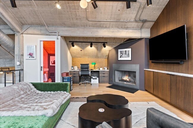 Building Photo - 850 W Adams St