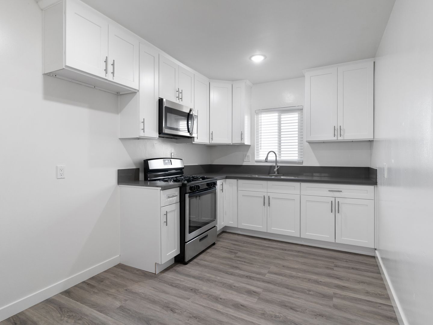 Building Photo - 1577 Pine Ave