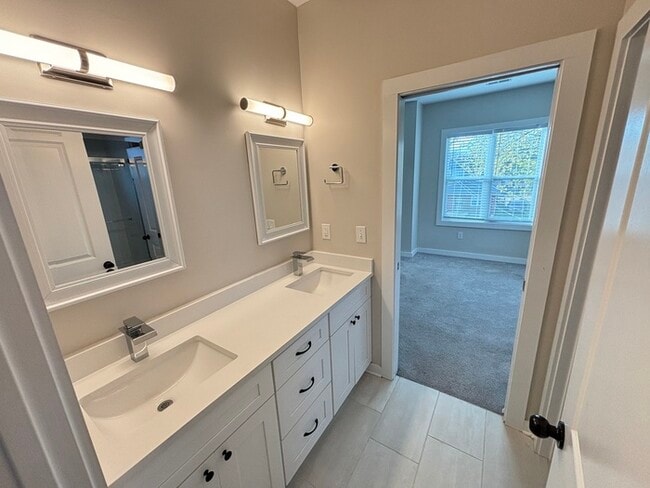 Building Photo - North Nashville home with 3 bedrooms, park...