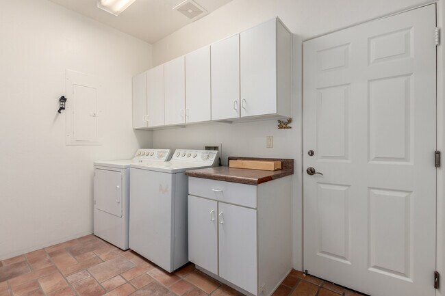 Catalina Foothills 4 bedroom 4 bath Home located in prestigious Canyon Ridge. 270-degree VIEWS! - 4667 N Rocky Crest Plz