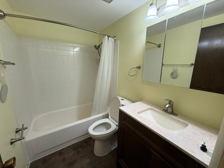 Building Photo - 1460 Fairlane Dr