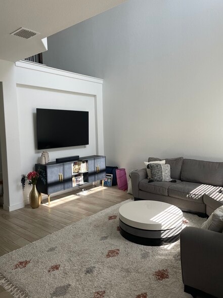 Living Room - 2734 Vista Park Ln