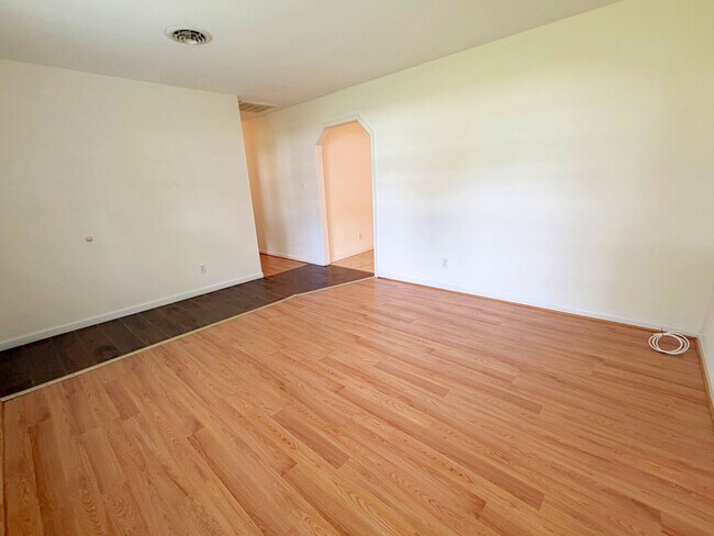 Building Photo - 9625 Shiloh Dr