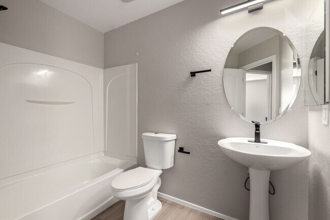 Building Photo - 3 Bed, 2 Bath in Gated Val Vista Classic