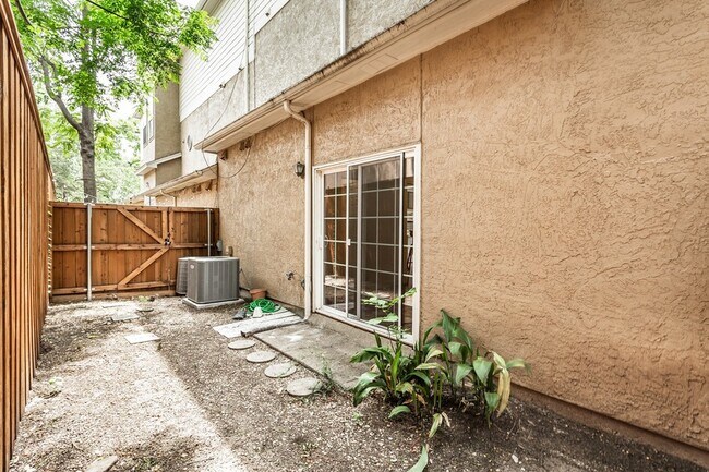 Building Photo - 6210 Oram St