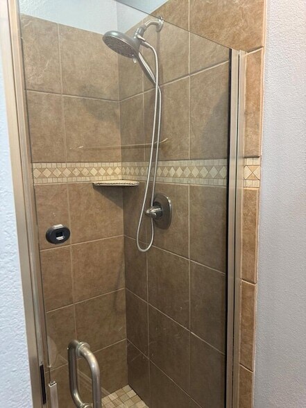 Building Photo - 403 Crenshaw Dr