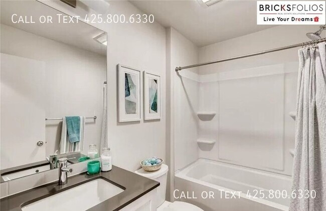 Building Photo - Stunning Three-Story Townhome in Lynnwood, WA