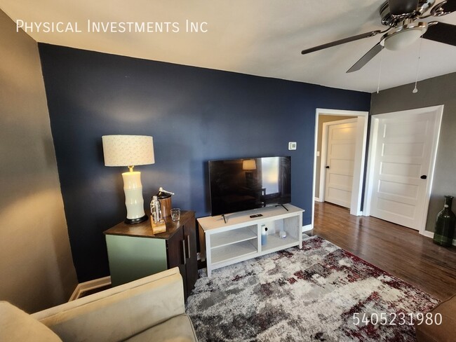 Building Photo - 412 Hanover Ave NW