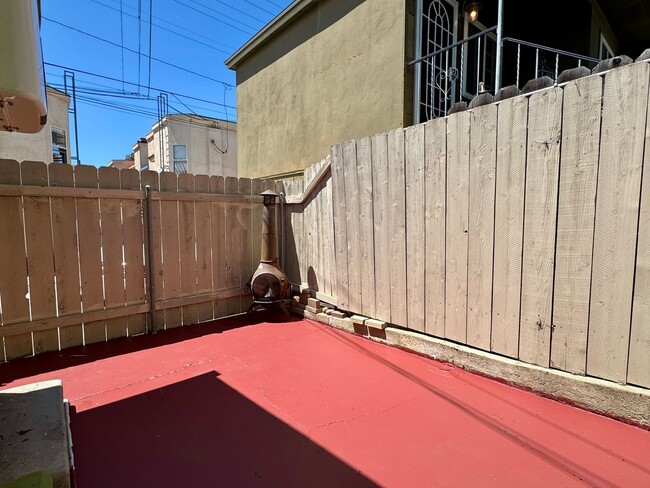 Building Photo - Charming Upgraded 2 Bedroom Cottage w/Cent...
