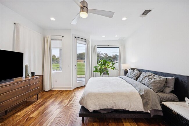 Building Photo - 1011 E 12th St