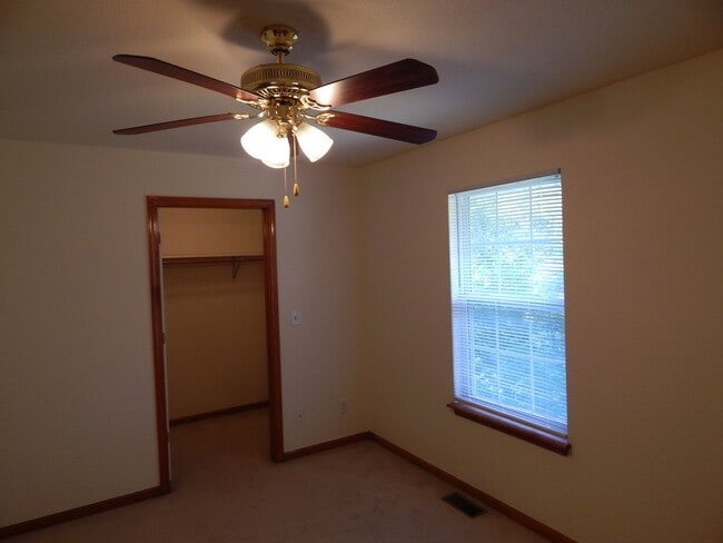 Building Photo - 3 Bed, 2 Bath Duplex