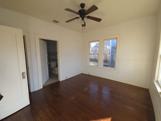 Building Photo - Garage Apartment in Historic Fairmount District