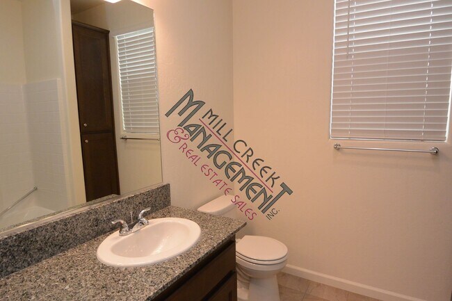 Building Photo - Newer 3bedroom/2bath in Tulare.