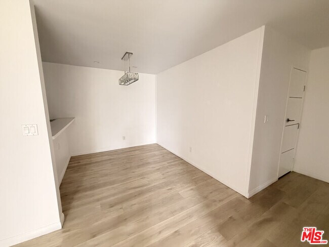 Building Photo - 4900 Overland Ave