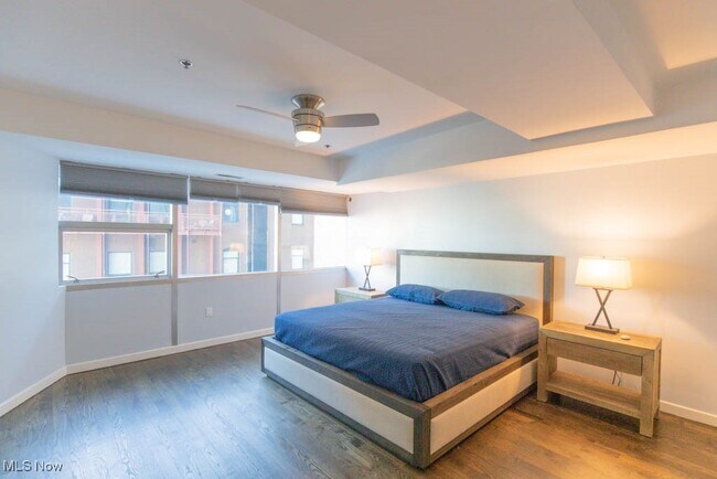 Building Photo - 701 W Lakeside Ave