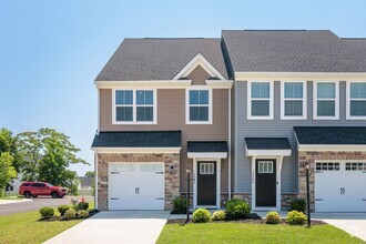 Building Photo - 3 Bedroom Townhome In East Highland Park!