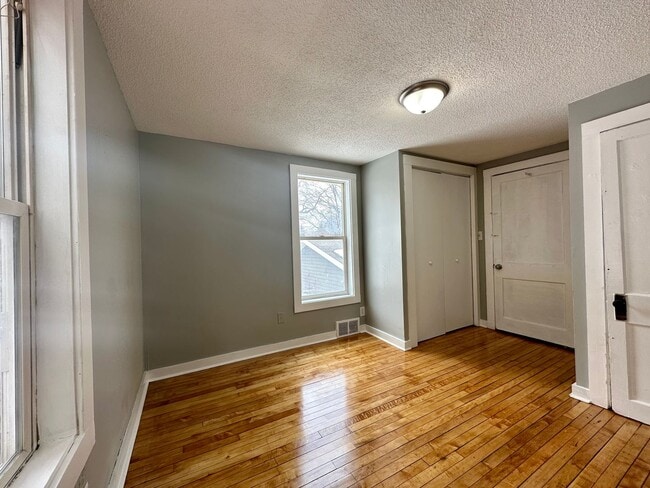 Building Photo - 318 N 27th Ave