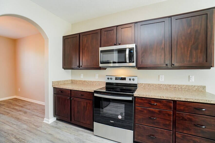 Building Photo - 682 Penn St