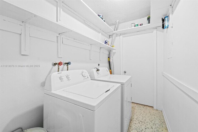 Building Photo - 5840 SW 42nd Terrace