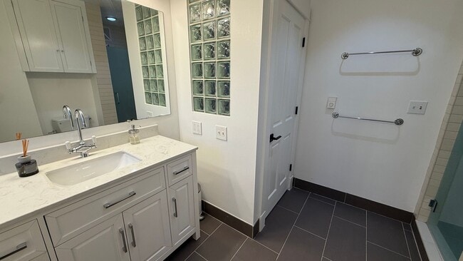 Building Photo - Epic REA - Rare Find Cozy and Update 2BR /...