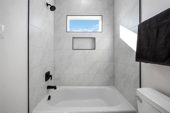 Building Photo - 5523 Haight St