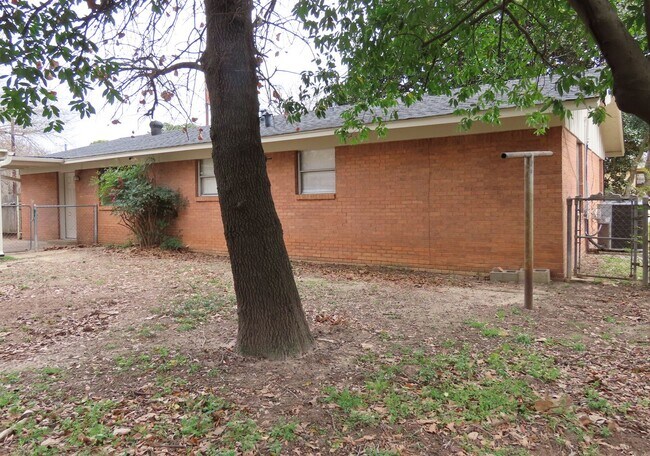 Building Photo - Spacious 3 Bedroom 2 Bathroom Home with LARGE Backyard!