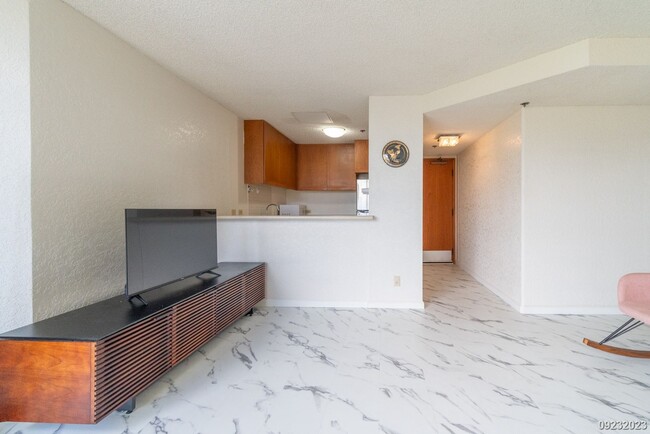 Building Photo - FURNISHED 1BR 1BA condo w/CENTRAL AC & 1 P...