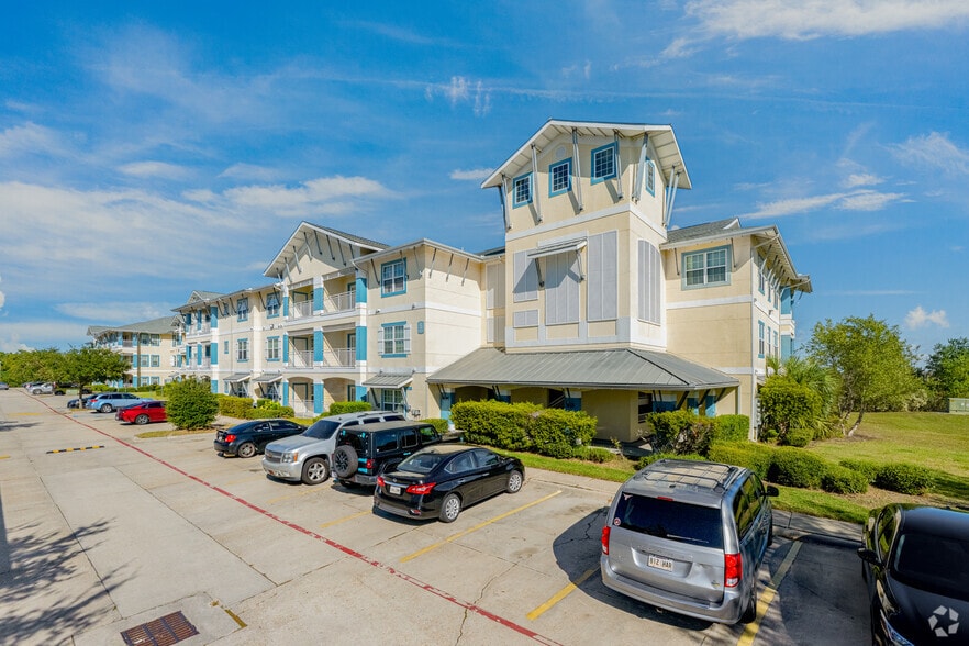 Exterior - Lakeside Apartments