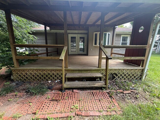 Building Photo - Cute 2 Bedroom 1 Bath with bonus room!