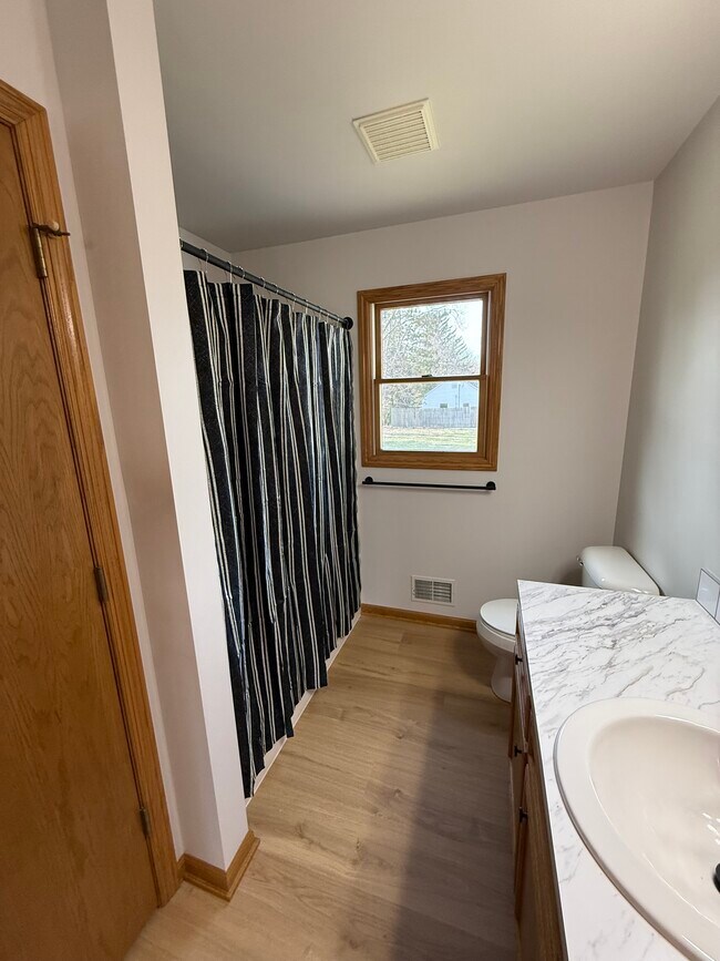 Building Photo - 8197 Cottonwood Dr