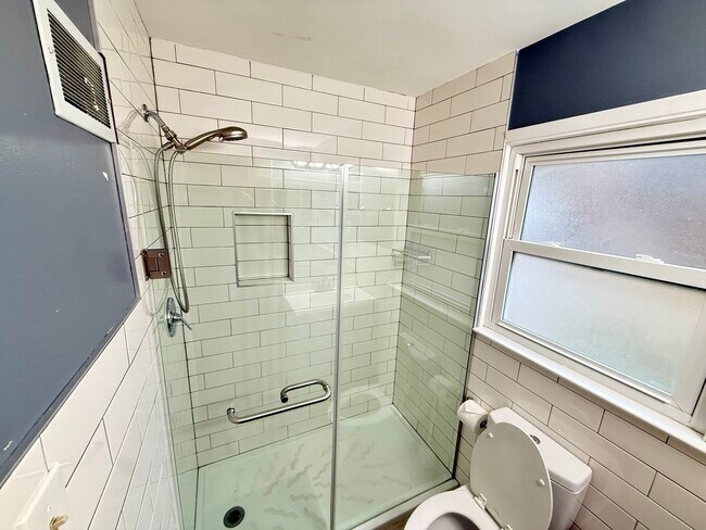 Building Photo - 843 Judson St