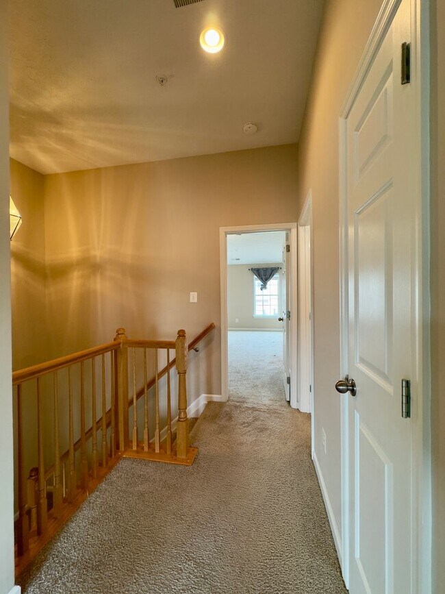Building Photo - 618 Snowberry Way