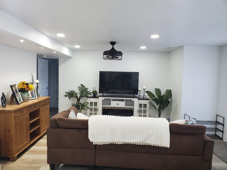 Building Photo - 704 N Bennedict Dr