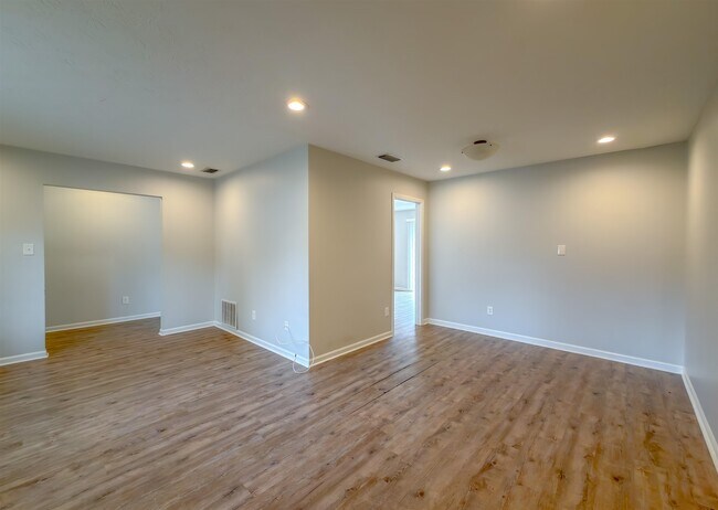 Building Photo - 3235 Springdale Dr